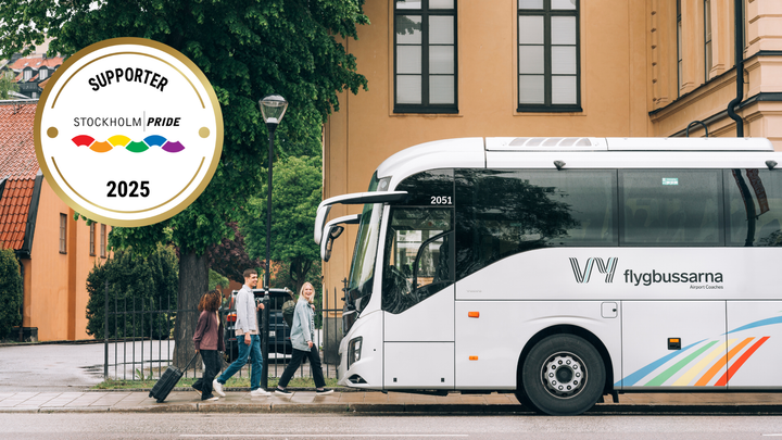 En buss från Vy flygbussarna står parkerad på en gata. En grupp människor kliver ombord på bussen. Ett emblem längst upp till vänster visar ”Supporter Stockholm Pride 2025”.