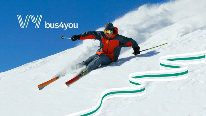 Person som åker skidor nerför en snötäckt backe under en klarblå himmel. Vy bus4you-logotyp i hörnet.