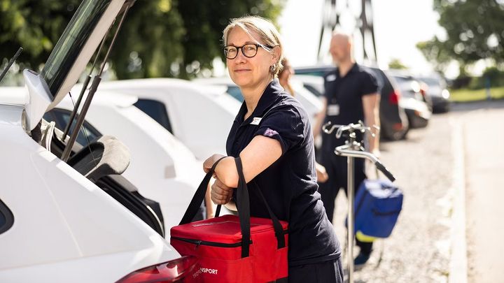 Två medarbetare på väg till sina ASIH-patienter.