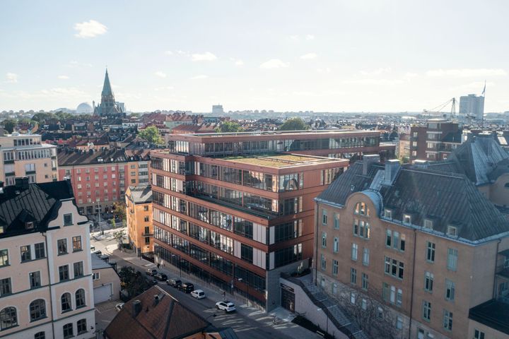 Ersta sjukhus två huvudbyggnader på Södermalm i Stockholm. Den ena byggnaden invigd 1907 och den andra 2023.