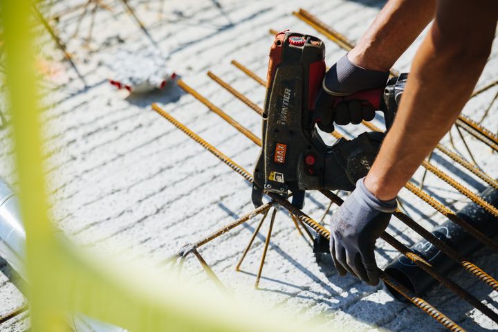 Det blir allt vanligare i byggbranschen att prioritera karriär framför familje- och privatliv.