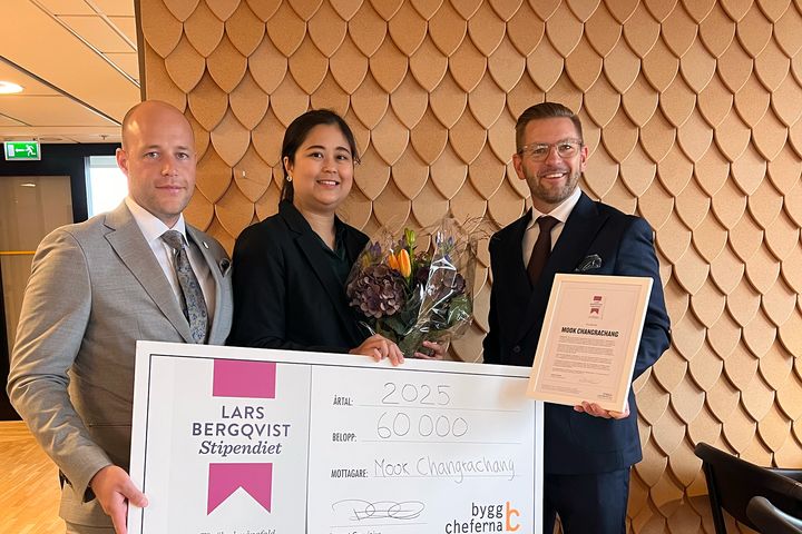 Mook Changrachang tillsammans med Byggchefernas vice ordförande Anders Hinn (t.h) och styrelseledamoten Andréas Grüneberger (t.v).