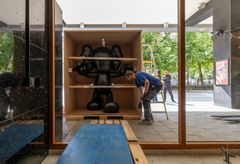 Konstverket anländer till Folkets Hus i Stockholm