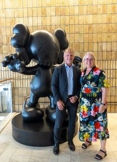 VD Lars Nylund och ordförande Annika Nilsson vid invigningen av skulpturen