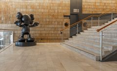 Skulpturen Final Days på sin plats i Folkets Hus entré