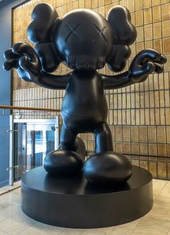 Skulpturen Final Days, 1/3, av KAWS