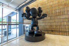 Skulpturen Final Days, 1/3, av KAWS i entrén till Folkets Hus i Stockholm
