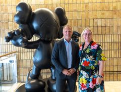 VD Lars Nylund och ordförande Annika Nilsson vid invigningen av skulpturen