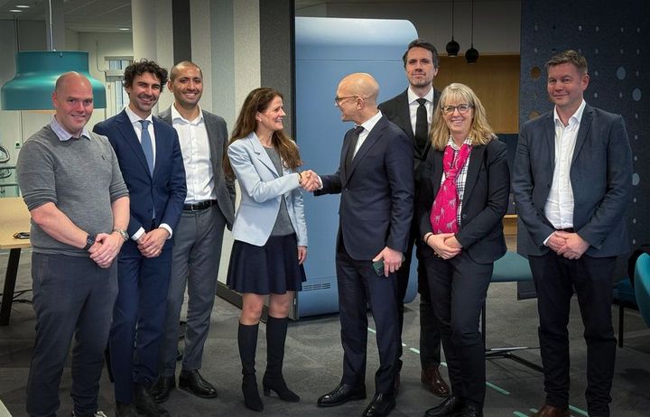 Från vänster: Henrik Maurstad Jonasson (Hdir), Daniel Henriksen (Intility), Erfan Mohammadi (Intility), Cathrine M. Lofthus (hälsodirektör, Hdir), Andreas Hisdal (verkställande direktör, Intility), Halstein Bagøien Moe (Intility), Wenche Snell (Hdir), Jan Arild Lyngstad (Hdir) Foto: Norska hälsodirektoratet