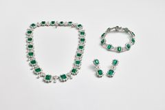 GARNITYR. 34 smaragder med dekor av diamanter