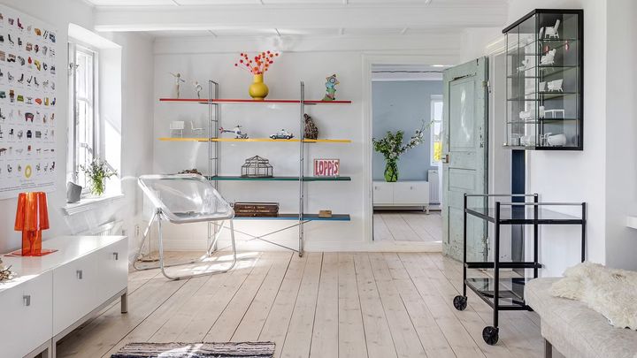 Temaauktionen Niels Gammelgaard c/o IKEA klubbas online hos Stockholms Auktionsverk den 26 augusti.