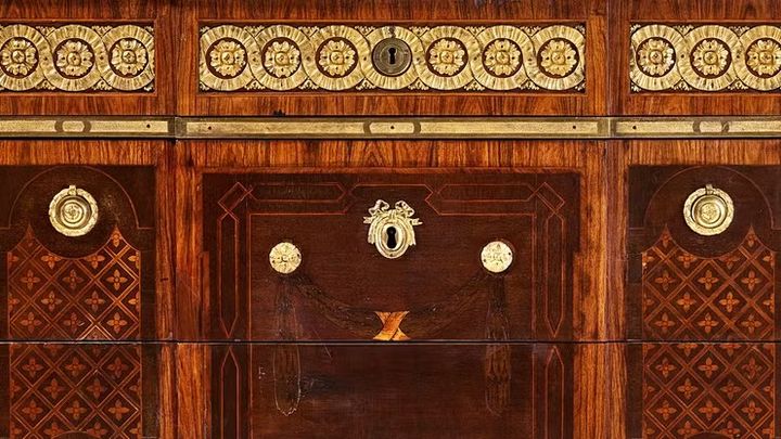 Detalj av den högklassiga byrå, utförd i Georg Haupts krets, som såldes för 337 500 kr under Klassiska & Asiatiska.