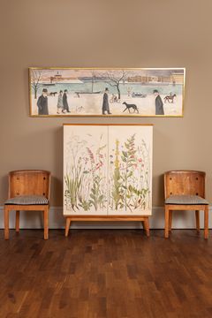 ERIK CHAMBERT . Skåp (i miljö), AB Chamberts Möbelfabrik, Norrköping 1952, vitlackerat med målad dekor av svenska sommarblommor egenhändigt utfört av Erik Chambert.