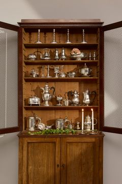 Ett 60-tal silverföremål, gulddosor och smycken ur den tv-kände och folkkäre silverkännaren Jan Ribbhagens samling går under klubban på The Curated Classics & Fine Jewellery Sale på Stockholms Auktionsverk.