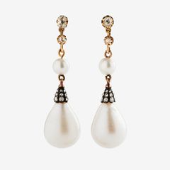 DROTTNING JOSEFINAS ÖRHÄNGEN. 18K guld med naturliga pärlor och diamanter, 1810:20-tal.