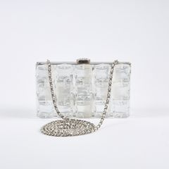 The Kirsti Paakkanen Collection I omfattar högklassiga kläder, väskor och skor från världsledande modehus, som handväskan Ice Cube från Chanel.