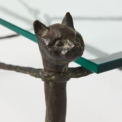 Detaljbild föreställande en av de stiliserade katterna på det skulpturala bordet “Berceau", modèle aux chats av Diego Giacometti.