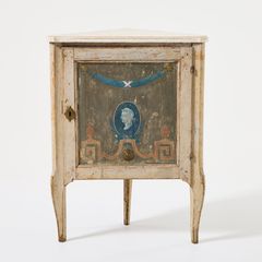 GEORG HAUPT (hovschatullmakare 1769, ämbetsmästare i Stockholm 1770-1784:88), hörnskåp s.k. encoigneur, gustavianskt stockholmsarbete, 1700-talets tredje kvartal, framtagen originalmålning i pärlgrått med polykrom dekor.