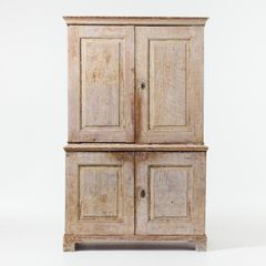 SKÅP FRÅN DROTTNINGHOLM. Gustavianskt stockholmsarbete, 1700-talets andra hälft, framtagen originalfärg i pärlgrått.