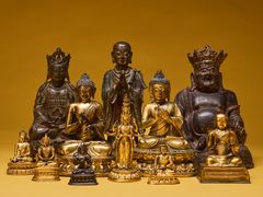 Ett flertal statyetter ingår i The Asian Fine Art Sale.