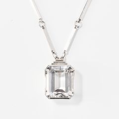 WIWEN NILSSON. Hänge med kedja, sterlingsilver med bergkristall, Lund 1940.