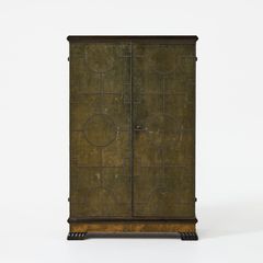 OTTO SCHULZ. Skåp, Boet, Göteborg, sent 1920-tal, björk samt delvis mörkpatinerad björk, fronten och sidorna klädda i grönt sammet, geometrisk dekor av pärlspikning sk. bopoint, stiliserade lejontassar.