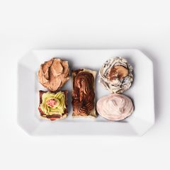 CLAES OLDENBURG. Bakelser på fat.