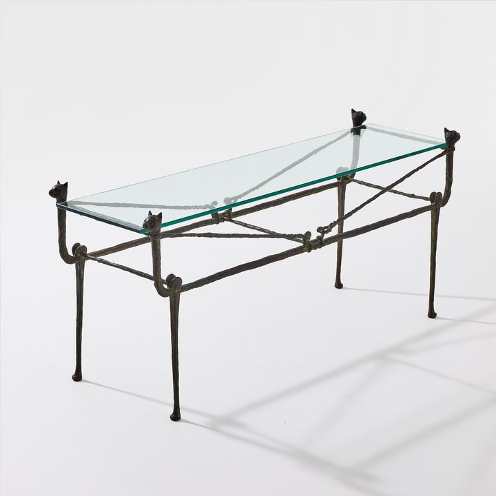 Diego Giacometti’s “Berceau”, modèle aux chats dates from the early 1970s and is distinguished by gently curved, cradle-like sides supporting an open and airy tabletop structure, crowned by stylized cat figures. Estimate: SEK 3–4 million.