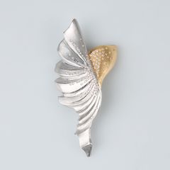 BROOCH/PENDANT, “Swan”, designed by Jukka Rintala for A.Tillander, 18K white gold/gold, Helsinki 2007.