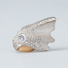 DIAMOND RING. “Swan”, designed by Jukka Rintala for A.Tillander, 18K white gold/gold, Ø approx. 18.5, Helsinki 2007.