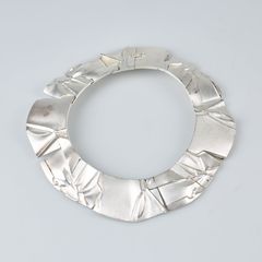 THE FORCE REMAINS WITH THE KIRSTI PAAKKANEN COLLECTION. The “Poema” necklace was Björn Weckström’s original concept for the early Star Wars films. However, due to scheduling changes, the “Planetoid Valleys” collier was ultimately selected for the heoric Princess Leia instead. After the film was completed, Weckström returned to his original concept and further developed the idea. Based on this, the necklace “Poema” was created and produced in limited editions during the 1990s.