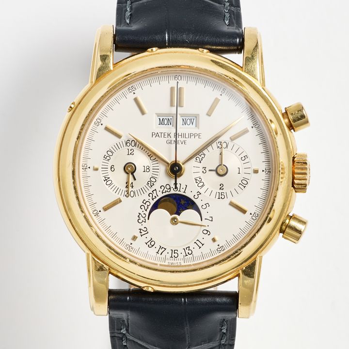 The Fine Watches Sale's highest result was achieved by a Patek Philippe Grand Complications Perpetual Calendar chronograph in 18K gold, manufactured in 1989. The rare timepiece, reference 3971 E, sold for SEK 3,250,000 following intense international bidding.