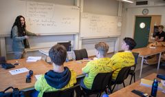 Bild på Olow Sande, kursledare, under lektion på repetitionskursen i matematik för blivande civilingenjörsstudenter.