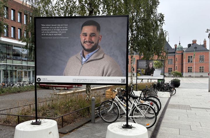 Stort fotografi på en student placerad i stadsmiljö.