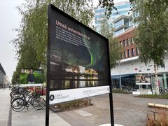 Bilder på tavlor placerade i stadsmiljö.