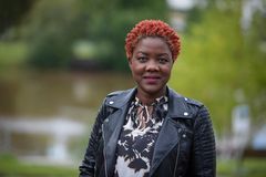 Porträtt utomhus med Cartrine Anyango med grönska i bakgrunden