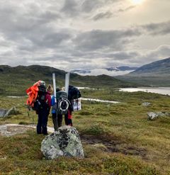 Några personer i fjällnatur.