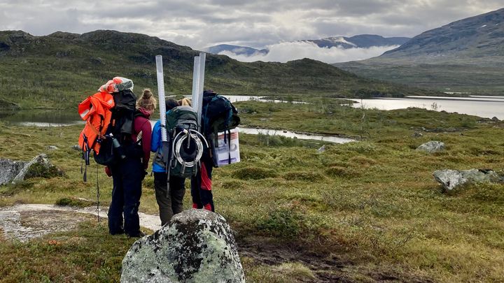 Arktiska sjöar står för en betydande del av världens metanutsläpp. Här syns forskare i arbete nära Abisko naturvetenskapliga station.