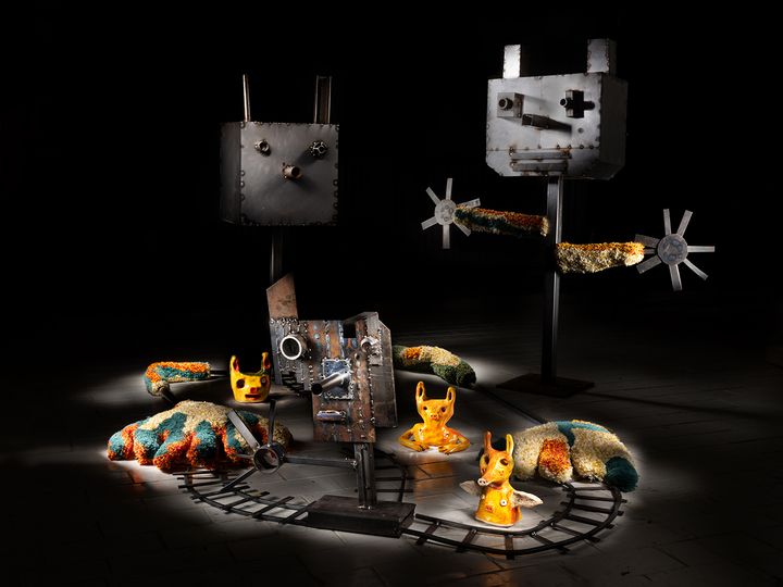 Konstverk av Sara Granér, med svetsade metallfigurer, tuft och keramikskulpturer på ett modelljärnvägsspår.