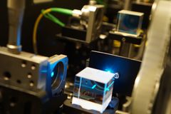 Laboratorieutrustning med laserljus och prismor för kemisk detektering.