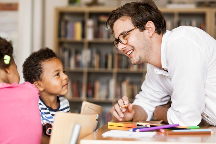 Handledare hjälper elev