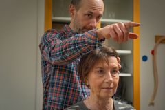 Jonatan håller i Marianns huvud och pekar