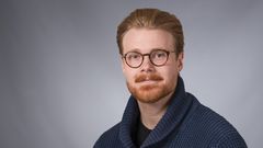 Person med skägg och glasögon.