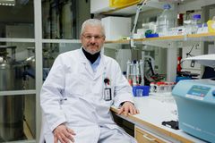 Porträtt av man i vit rock i laboratoriemiljö