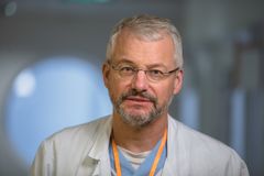 Porträtt av man i laboratorierock