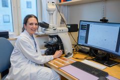 Porträtt av kvinna i laboratoriemiljö