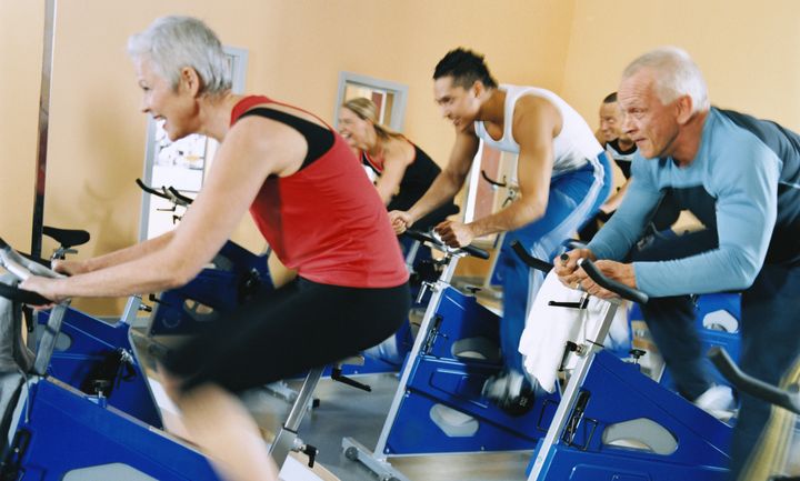 ett antal personer som träningscyklar intensivt