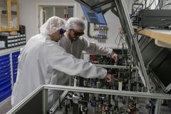 I laserlaboratoriet testar Tlek Tapani och Nicolò Maccaferri hur porös struktur gör att guld kan ta upp mer ljusenergi än vanligt guld.