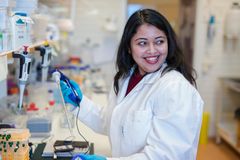 Bilden visar postdoktor Pallabi Sengupta när hon arbetar på labb.