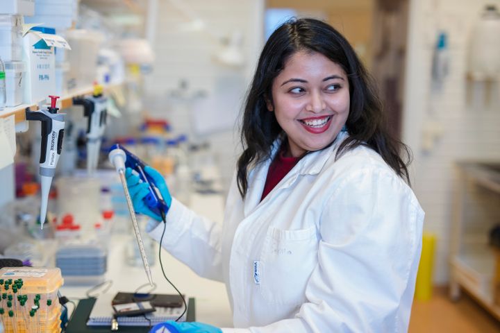 Bilden visar postdoktor Pallabi Sengupta när hon arbetar på labb.